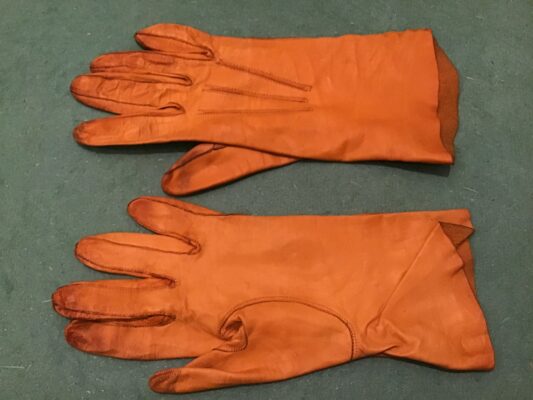 gele leren handschoen